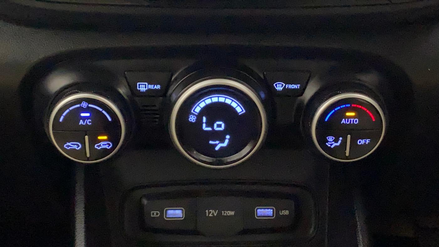 2022 Hyundai VENUE SX 1.0 TURBO, Petrol, Manual, 26,939 km, Automatic Climate Control