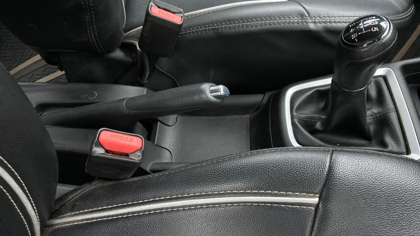2020 Maruti Swift VXI, Petrol, Manual, 60,999 km, Gear Lever