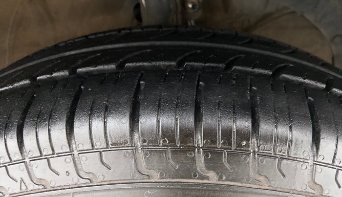 2020 Maruti Swift VXI, Petrol, Manual, 60,999 km, Right Front Tyre Tread