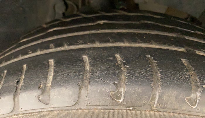 2015 Renault Duster RXE PETROL, Petrol, Manual, 67,363 km, Right Front Tyre Tread