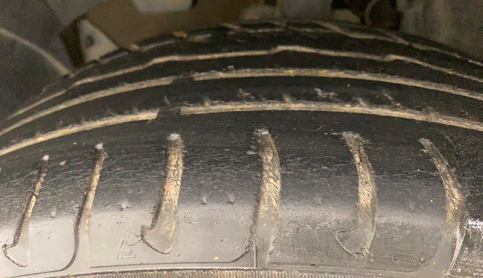 2015 Renault Duster RXE PETROL, Petrol, Manual, 67,363 km, Left Front Tyre Tread