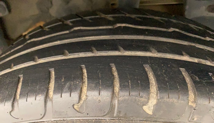 2015 Renault Duster RXE PETROL, Petrol, Manual, 67,363 km, Left Rear Tyre Tread