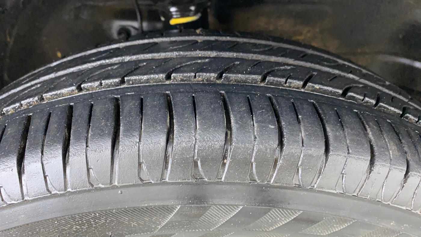 2011 Maruti Wagon R 1.0 VXI, Petrol, Manual, 33,528 km, Right Front Tyre Tread