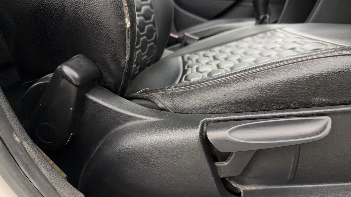 2019 Volkswagen Ameo COMFORTLINE 1.0L, Petrol, Manual, 1,17,574 km, Driver Side Adjustment Panel