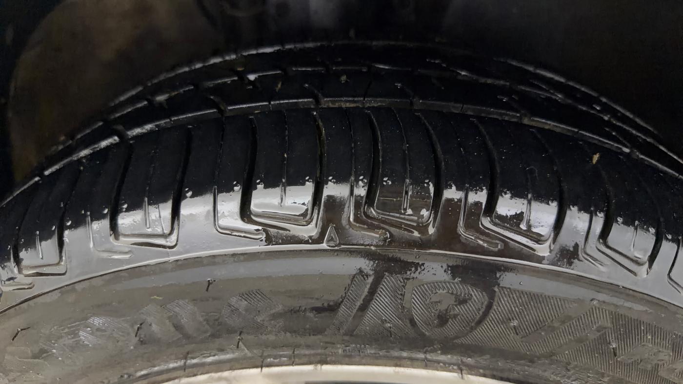 2019 Volkswagen Ameo COMFORTLINE 1.0L, Petrol, Manual, 1,17,574 km, Right Front Tyre Tread