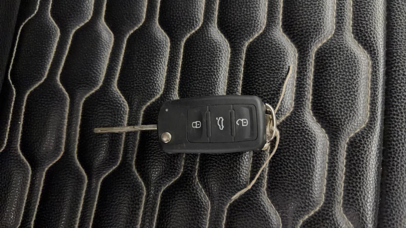2019 Volkswagen Ameo COMFORTLINE 1.0L, Petrol, Manual, 1,17,574 km, Key Close Up