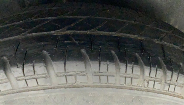 2010 Maruti Swift LXI, Petrol, Manual, 47,806 km, Right Rear Tyre Tread