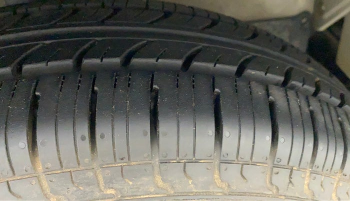 2010 Maruti Swift LXI, Petrol, Manual, 47,806 km, Right Front Tyre Tread