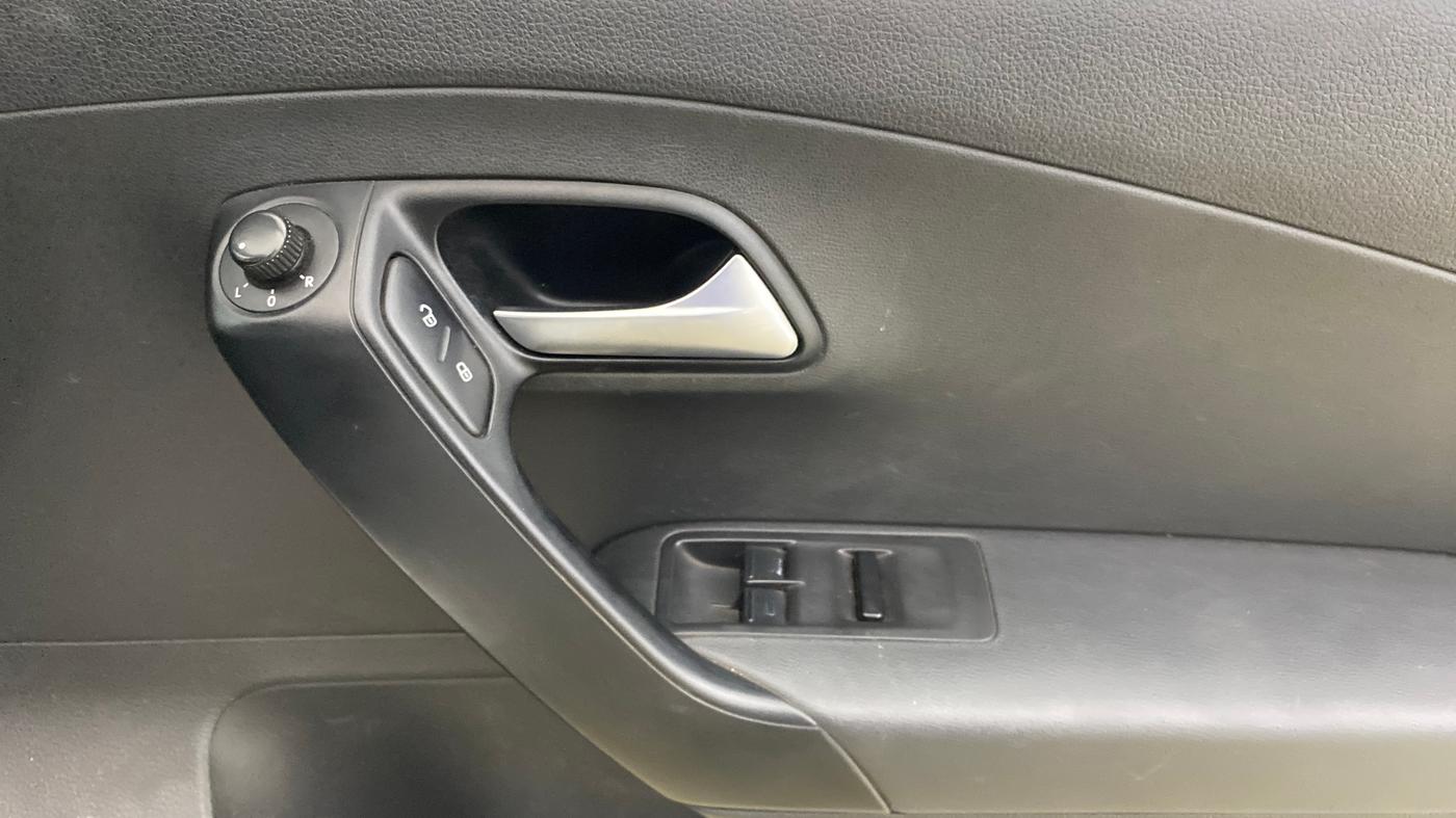 2021 Volkswagen Polo COMFORTLINE 1.0L TSI, Petrol, Manual, 86,181 km, Driver Side Door Panels Control