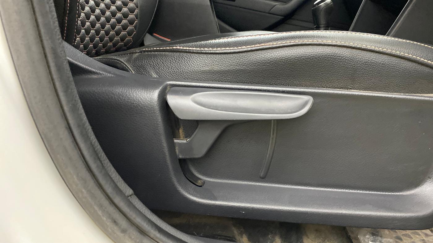 2021 Volkswagen Polo COMFORTLINE 1.0L TSI, Petrol, Manual, 86,181 km, Driver Side Adjustment Panel
