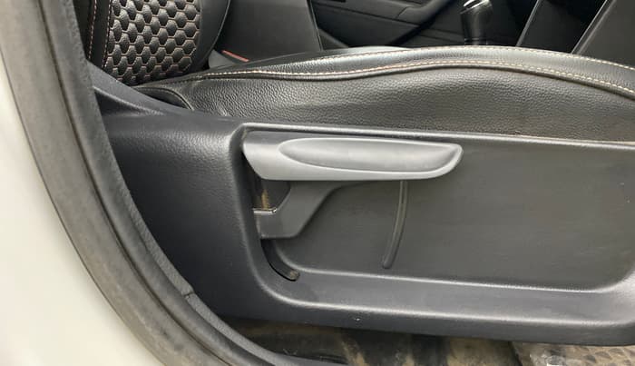 2021 Volkswagen Polo COMFORTLINE 1.0L TSI, Petrol, Manual, 86,181 km, Driver Side Adjustment Panel