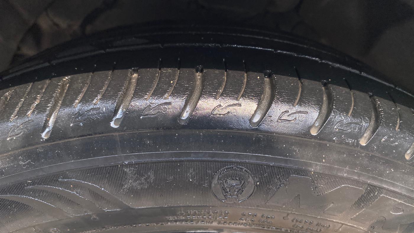 2019 Mahindra XUV300 W8 (O) 1.2 PETROL, Petrol, Manual, 1,00,047 km, Left Front Tyre Tread