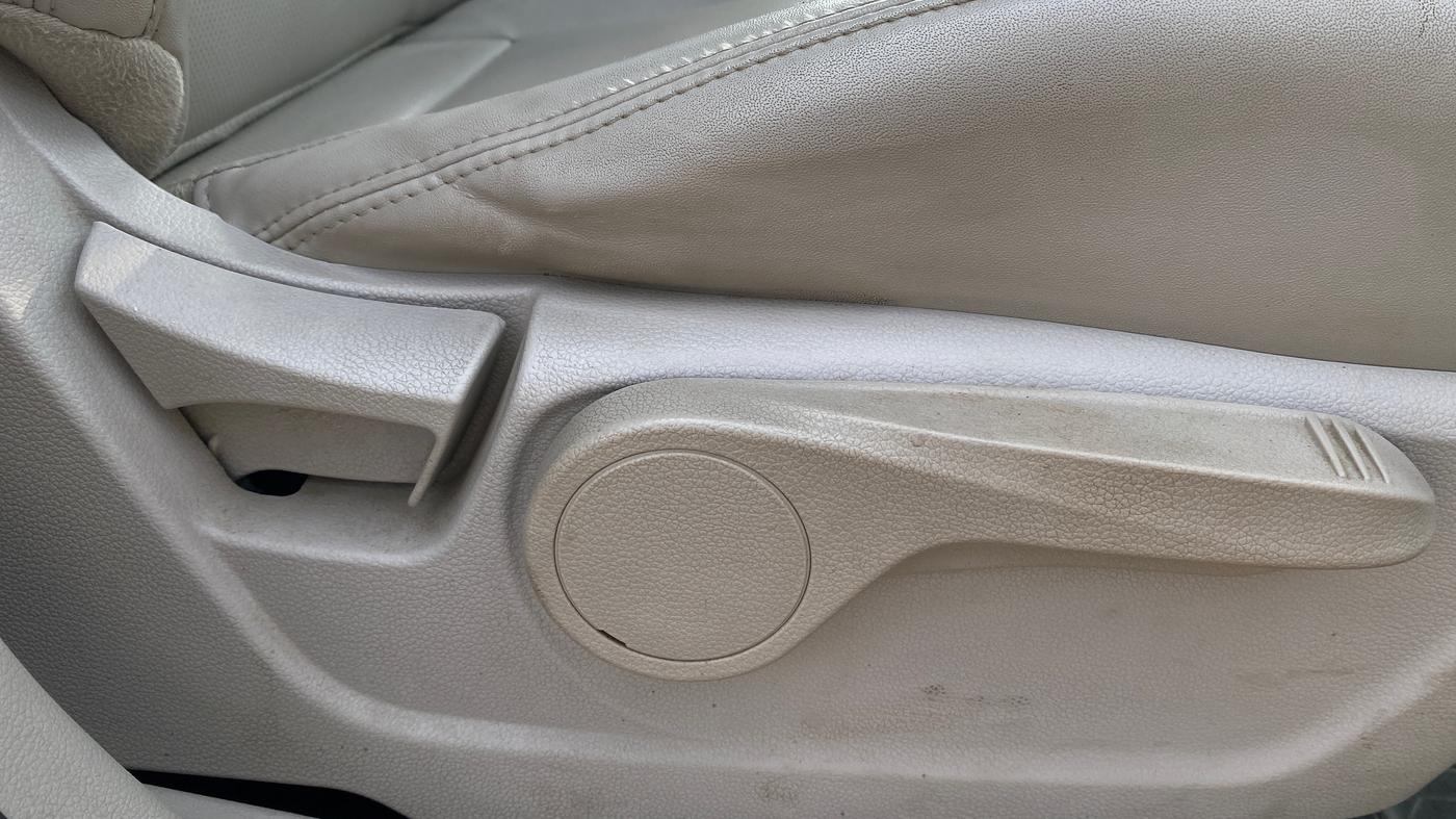 2019 Mahindra XUV300 W8 (O) 1.2 PETROL, Petrol, Manual, 1,00,047 km, Driver Side Adjustment Panel