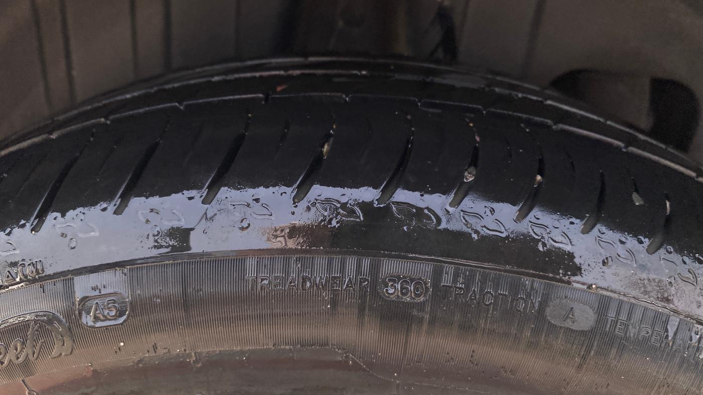 2019 Mahindra XUV300 W8 (O) 1.2 PETROL, Petrol, Manual, 1,00,047 km, Right Rear Tyre Tread