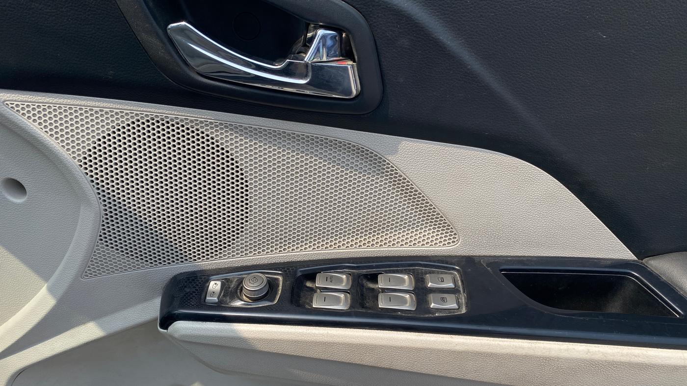 2019 Mahindra XUV300 W8 (O) 1.2 PETROL, Petrol, Manual, 1,00,047 km, Driver Side Door Panels Control