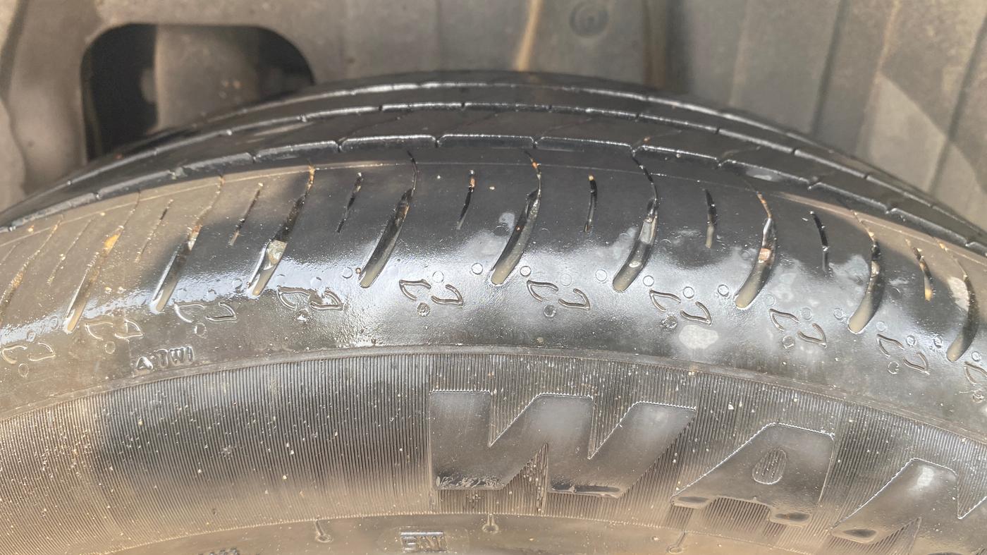 2019 Mahindra XUV300 W8 (O) 1.2 PETROL, Petrol, Manual, 1,00,047 km, Left Rear Tyre Tread