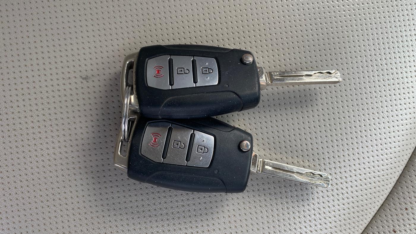 2019 Mahindra XUV300 W8 (O) 1.2 PETROL, Petrol, Manual, 1,00,047 km, Key Close Up