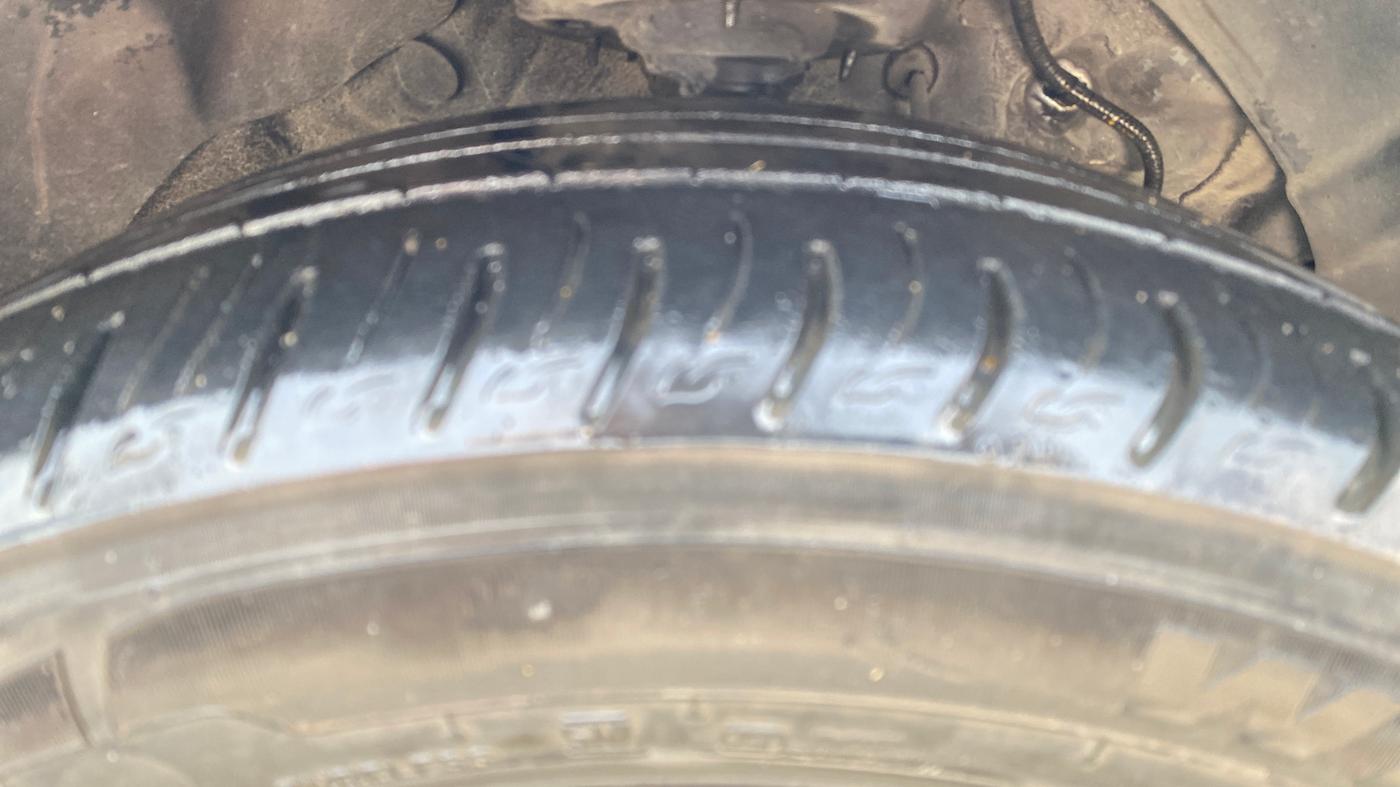 2019 Mahindra XUV300 W8 (O) 1.2 PETROL, Petrol, Manual, 1,00,047 km, Right Front Tyre Tread