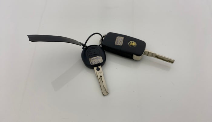 2014 Skoda Rapid AMBITION 1.6 MPI MT, Petrol, Manual, 39,036 km, Key Close Up