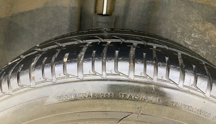 2014 Skoda Rapid AMBITION 1.6 MPI MT, Petrol, Manual, 39,036 km, Right Rear Tyre Tread