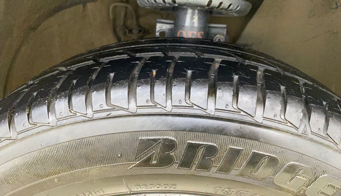 2014 Skoda Rapid AMBITION 1.6 MPI MT, Petrol, Manual, 39,036 km, Right Front Tyre Tread