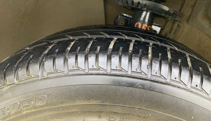 2014 Skoda Rapid AMBITION 1.6 MPI MT, Petrol, Manual, 39,036 km, Left Front Tyre Tread