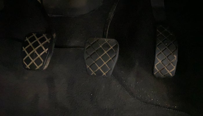 2014 Skoda Rapid AMBITION 1.6 MPI MT, Petrol, Manual, 39,036 km, Pedals