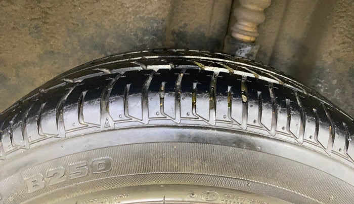 2014 Skoda Rapid AMBITION 1.6 MPI MT, Petrol, Manual, 39,036 km, Left Rear Tyre Tread