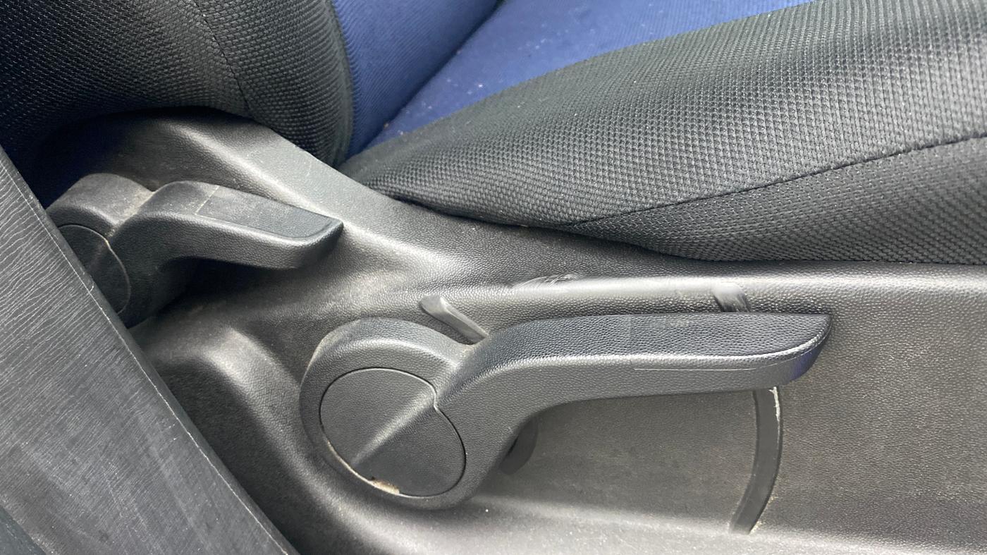 2018 Mahindra XUV500 W7, Diesel, Manual, 1,11,404 km, Driver Side Adjustment Panel