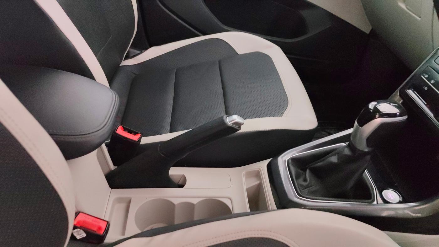 2022 Volkswagen TAIGUN TOPLINE 1.0 TSI AT, Petrol, Automatic, 86,565 km, Gear Lever