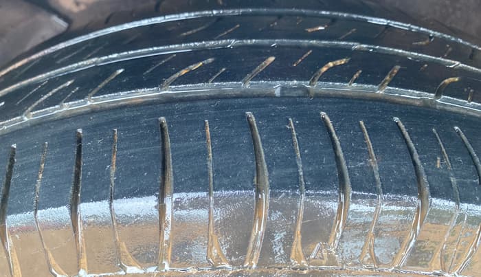2013 Hyundai i20 ASTA 1.2, Petrol, Manual, 1,02,376 km, Left Front Tyre Tread