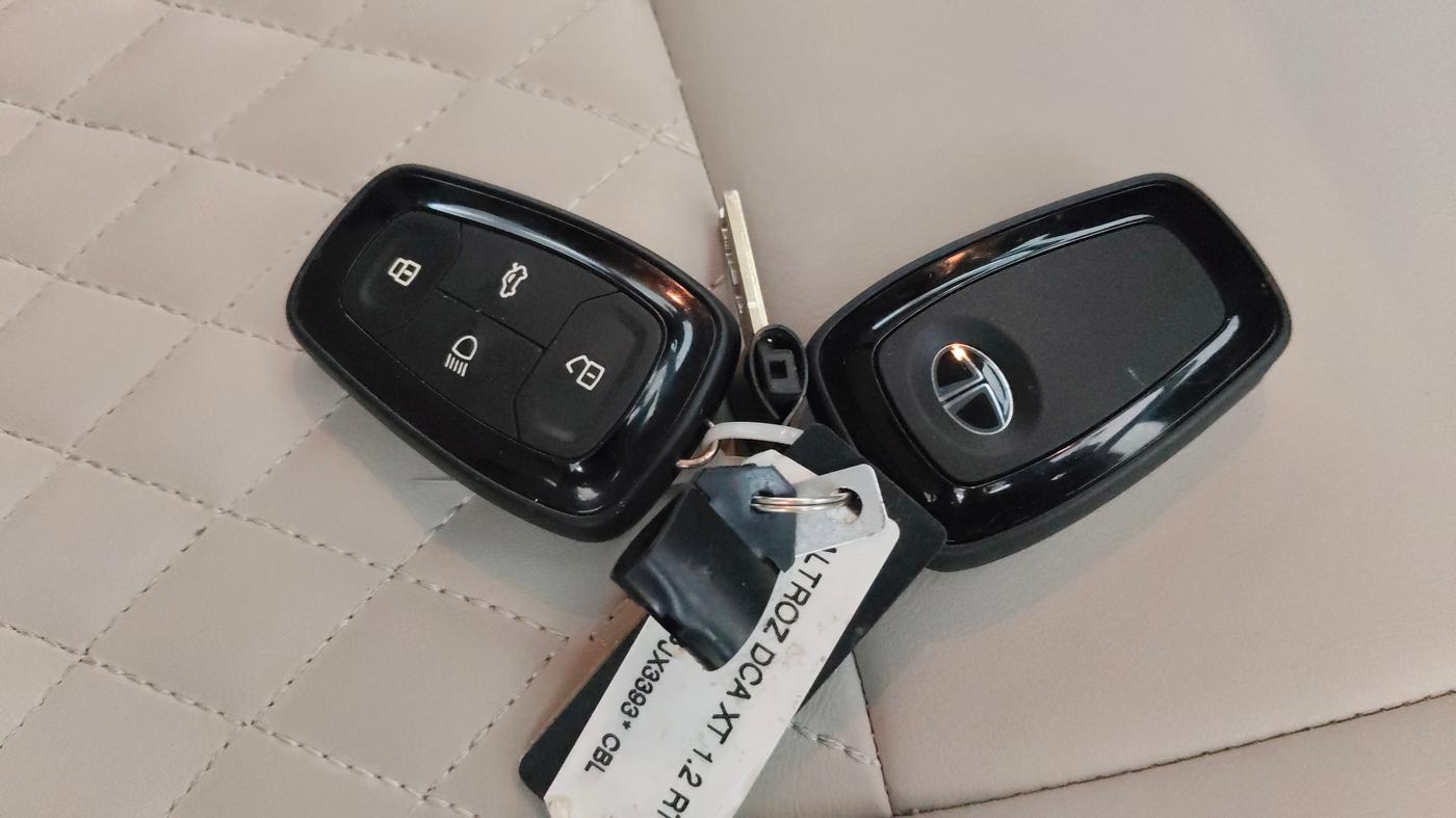 2022 Tata ALTROZ XTA, Petrol, Automatic, 36,238 km, Key Close Up