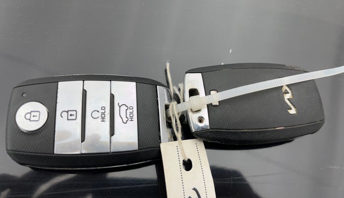 2023 KIA CARENS PRESTIGE PLUS 1.5 PETROL IMT 7 STR, Petrol, Manual, 48,381 km, Key Close Up