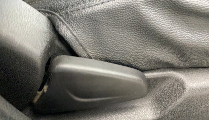 2022 Renault Kwid RXT 1.0, Petrol, Manual, 27,731 km, Driver Side Adjustment Panel