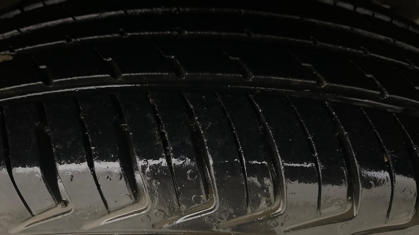 2016 Renault Kwid RXL, Petrol, Manual, 76,248 km, Right Rear Tyre Tread