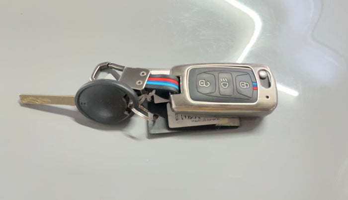 2024 Tata NEXON Pure S 1.2 iCNG, CNG, Manual, 27,432 km, Key Close Up