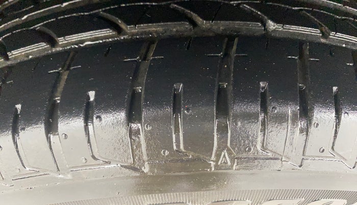 2015 Volkswagen Polo HIGHLINE1.2L, Petrol, Manual, 60,212 km, Left Front Tyre Tread