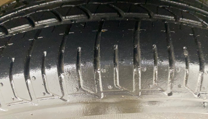 2015 Volkswagen Polo HIGHLINE1.2L, Petrol, Manual, 60,212 km, Right Front Tyre Tread