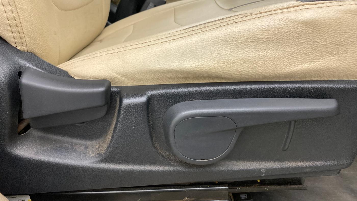 2018 Mahindra TUV300 T10, Diesel, Manual, 62,841 km, Driver Side Adjustment Panel