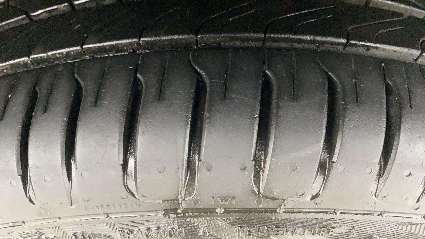 2020 KIA SONET HTX 1.5, Diesel, Manual, 98,623 km, Left Front Tyre Tread