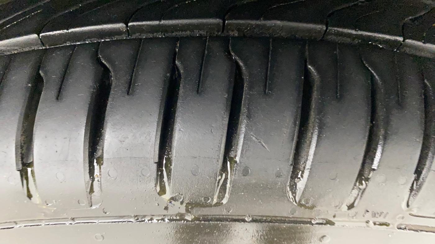 2020 KIA SONET HTX 1.5, Diesel, Manual, 98,623 km, Right Front Tyre Tread