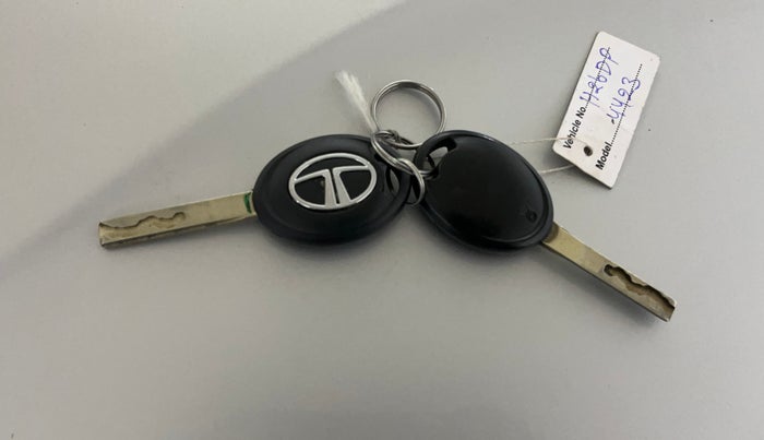 2018 Tata NEXON XE PETROL, Petrol, Manual, 28,441 km, Key Close Up