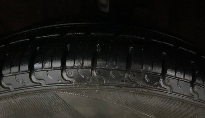 2014 Hyundai i10 SPORTZ 1.1, Petrol, Manual, 67,481 km, Left Front Tyre Tread