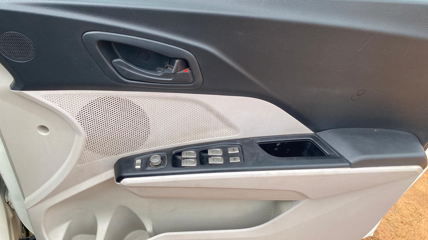 2020 Mahindra XUV300 W6 1.5 DIESEL, Diesel, Manual, 60,070 km, Driver Side Door Panels Control