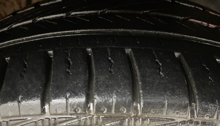 2013 Volkswagen Polo HIGHLINE1.2L, Petrol, Manual, 78,743 km, Right Front Tyre Tread