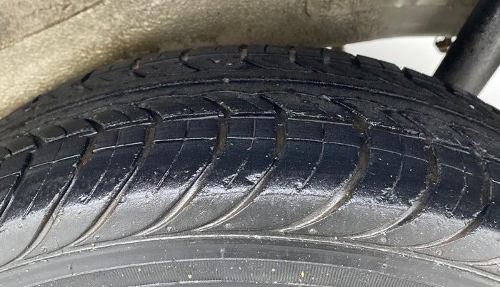 2014 Maruti Wagon R 1.0 LXI, CNG, Manual, 1,04,771 km, Left Rear Tyre Tread