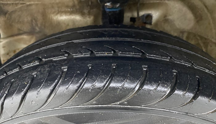2014 Maruti Wagon R 1.0 LXI, CNG, Manual, 1,04,771 km, Left Front Tyre Tread