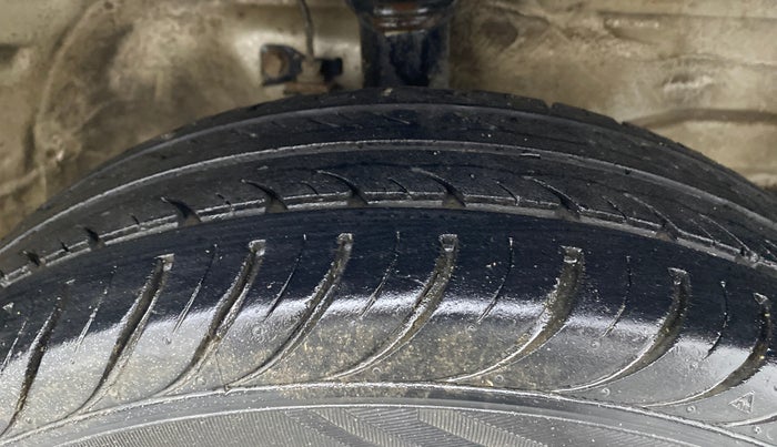 2014 Maruti Wagon R 1.0 LXI, CNG, Manual, 1,04,771 km, Right Front Tyre Tread