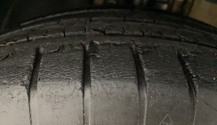 2018 Volkswagen Ameo HIGHLINE PLUS 1.5L AT 16 ALLOY, Diesel, Automatic, 43,055 km, Left Front Tyre Tread