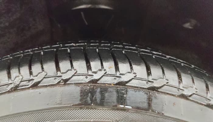 2014 Mahindra XUV500 W6, Diesel, Manual, 1,15,208 km, Right Front Tyre Tread